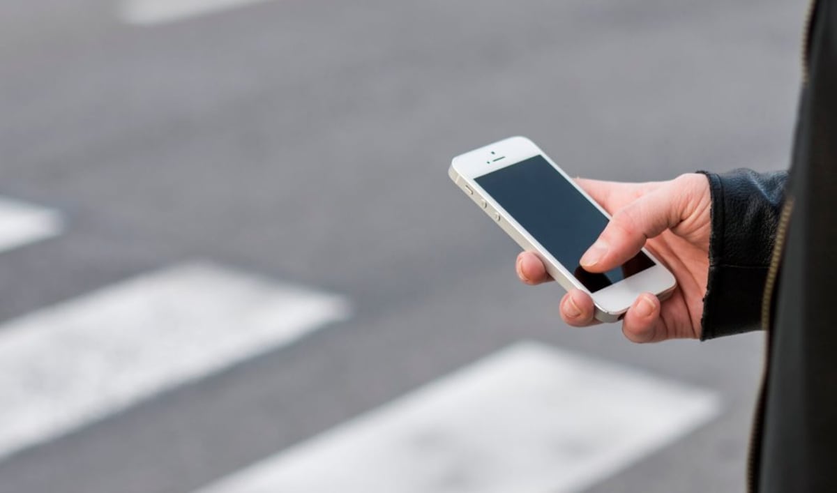 La nueva campaña de publicidad de la DGT incide en el mal uso de teléfono móvil por parte de los peatones