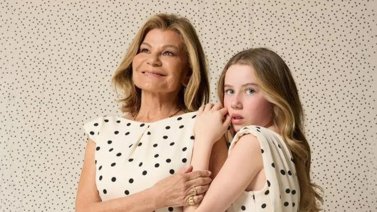 
         Cari Lapique posa con su nieta para una firma de moda, con el recuerdo de Caritina, la hija y madre de ambas, en el recuerdo 
    