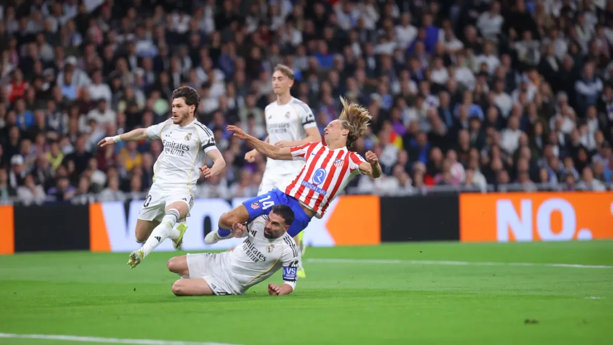 El Atlético ironiza sobre el posible penalti a Llorente: "Esperando el programa 26 de Tiempo de Revisión"