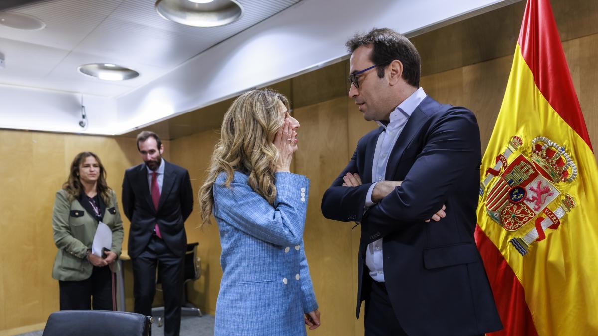 
                     Yolanda Díaz choca con Carlos Cuerpo por el registro horario
                 