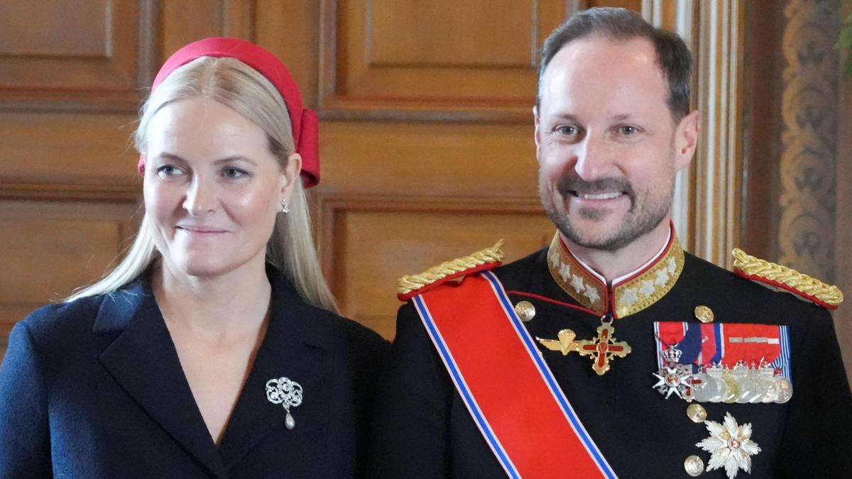 
                                                                                                                       Mette-Marit regresa a la vida pública y envía un mensaje con un broche cargado de intención
                                                                                                                   