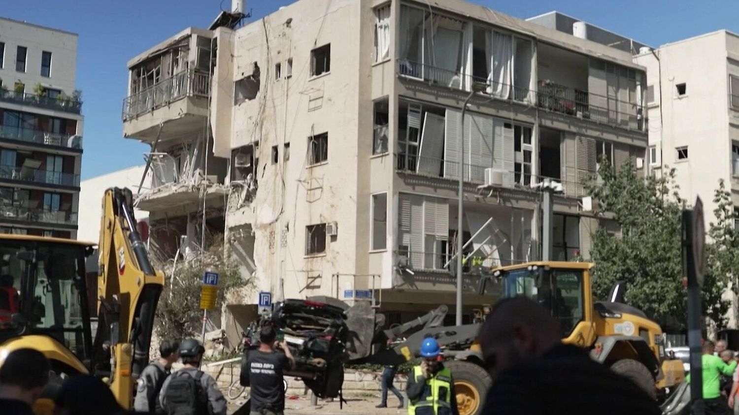 "Ils auraient dû l'intercepter, mais ils n'ont pas réussi" : un projectile iranien touche un immeuble d'habitation à Tel-Aviv