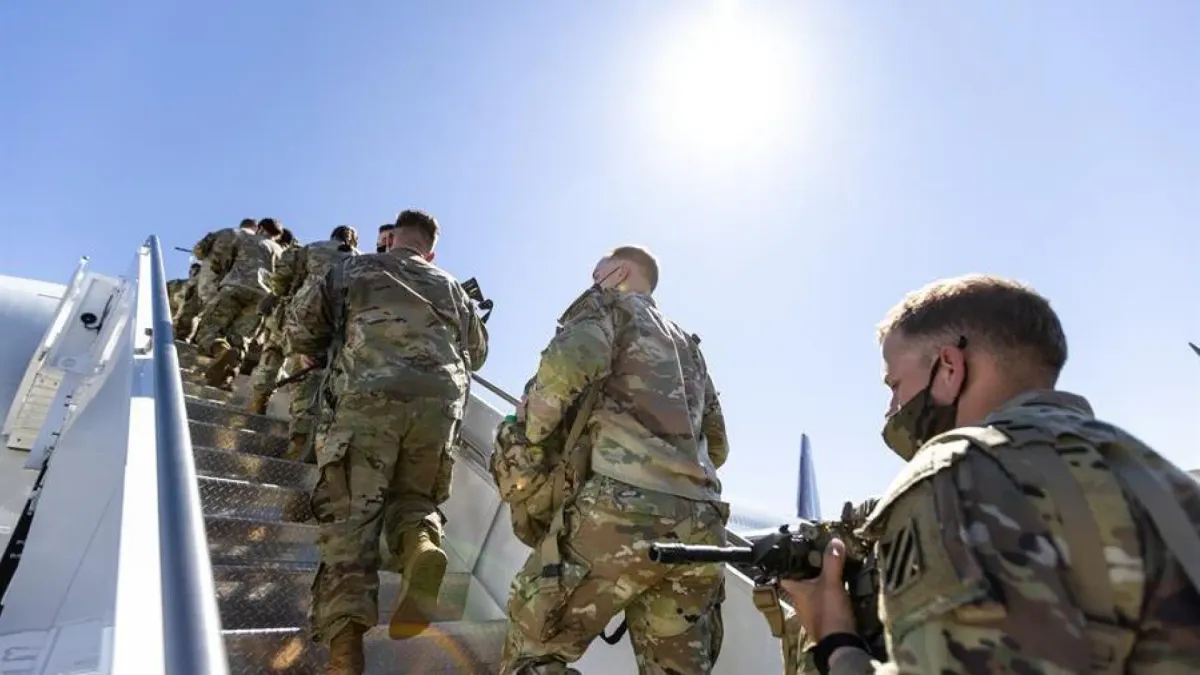 
         Trump planea transportar 3.000 soldados al Golfo que se unirían a 2.200 marines de la fragata que llega el viernes 
    