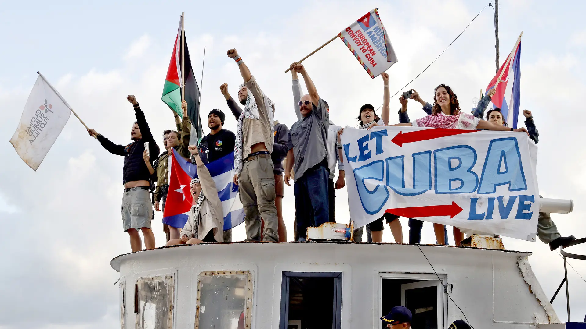 La 'flotilla cubana' consigue llegar hasta La Habana con ayuda humanitaria