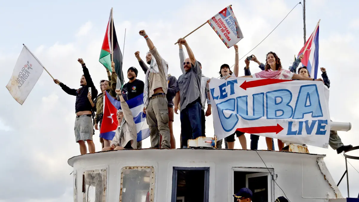 
         La 'flotilla cubana' consigue llegar hasta La Habana con ayuda humanitaria 
    