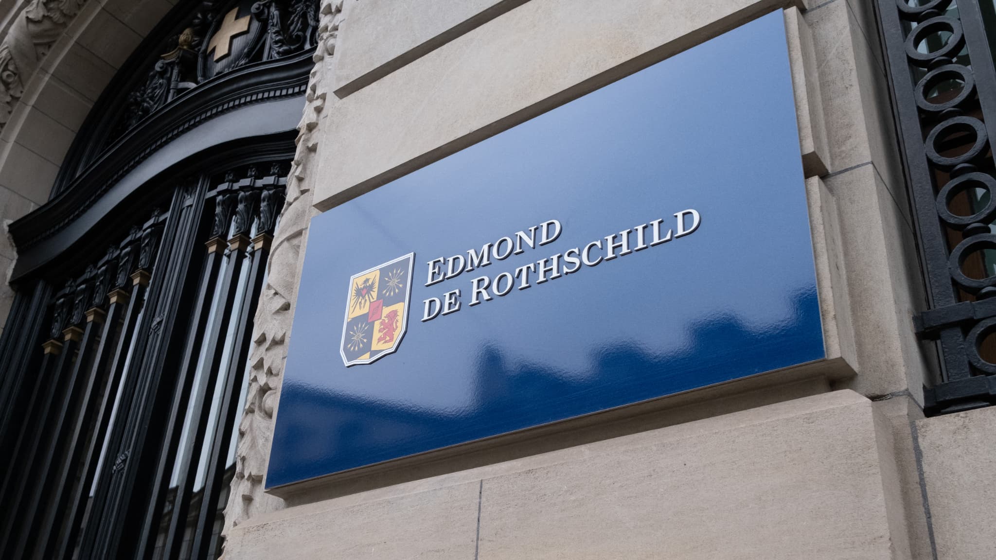 Le diplomate Fabrice Aidan cité dans les dossiers Epstein a travaillé pour Edmond de Rothschild: le siège parisien de la banque suisse perquisitionné