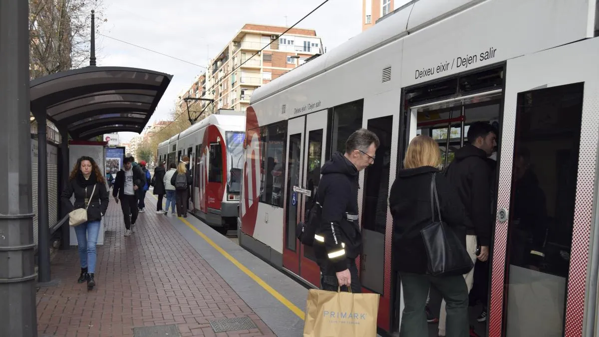 
                                            Un tranvía descarrila en València tras chocar con un coche en la zona universitaria
                                        