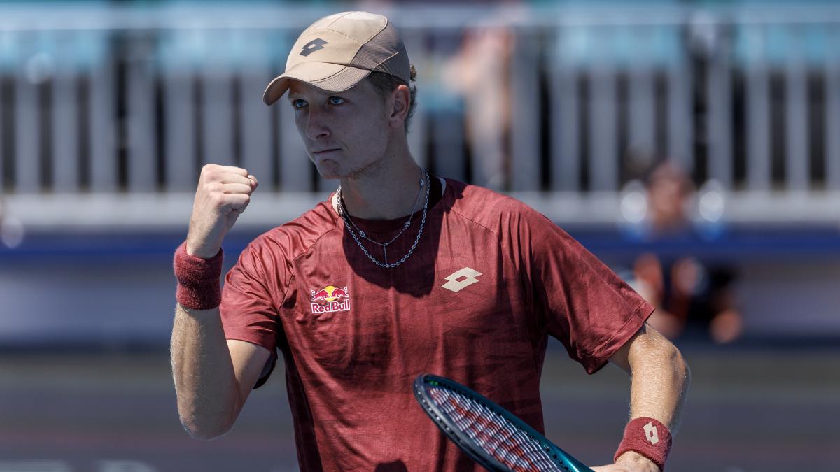 
                                                                                                    Landaluce venga a Alcaraz y accede a cuartos tras remontar a Korda en Miami
                                                                                                