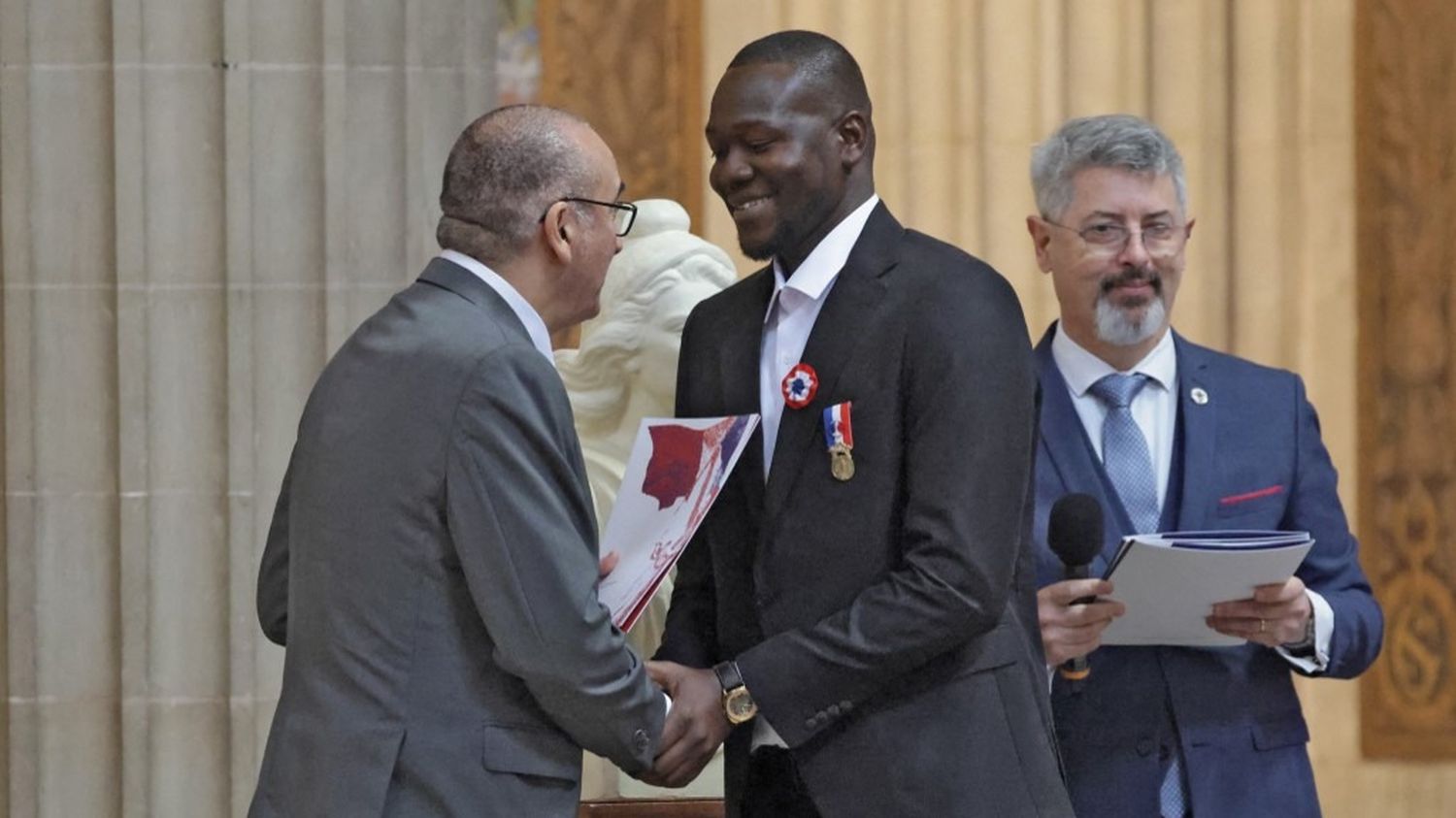 "Je suis content et fier de faire partie de la République" : Fousseynou Cissé, qui a sauvé six personnes d'un incendie à Paris en juillet, a été naturalisé français