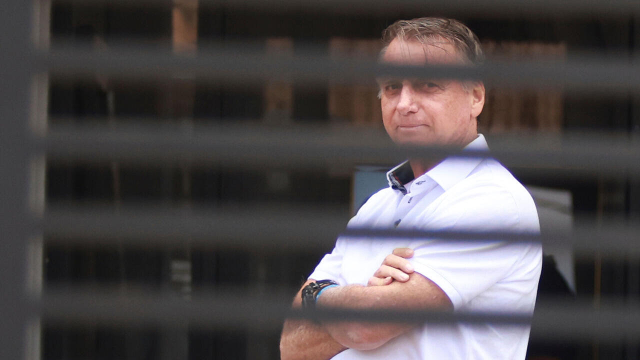 Brésil: l'ex-président Bolsonaro autorisé à purger sa peine de prison à domicile à titre temporaire