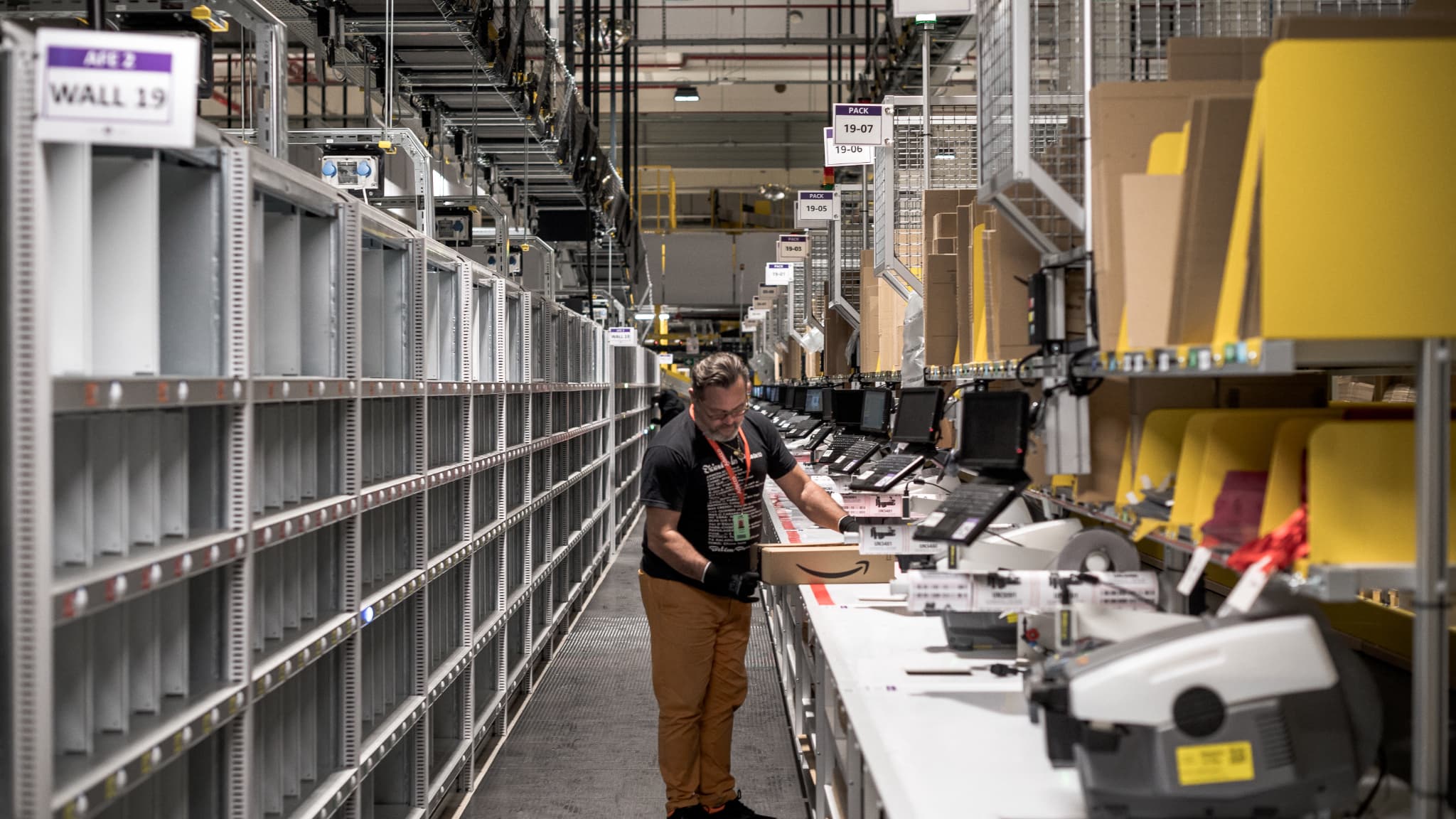 "Notre salaire d'entrée s'élève désormais à plus de 2.000 euros bruts par mois":  jusqu'à 3,9% d'augmentation selon l'ancienneté chez Amazon