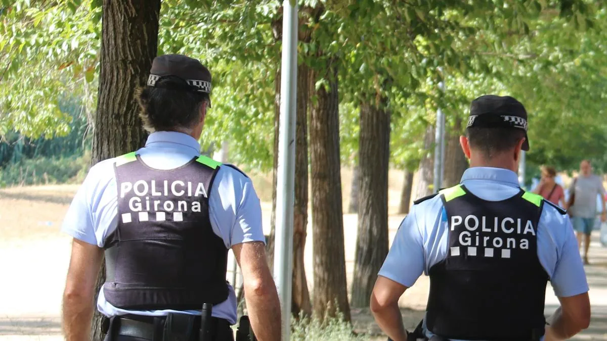 El riesgo de desprendimiento de una fachada obliga a desalojar un bloque en Girona