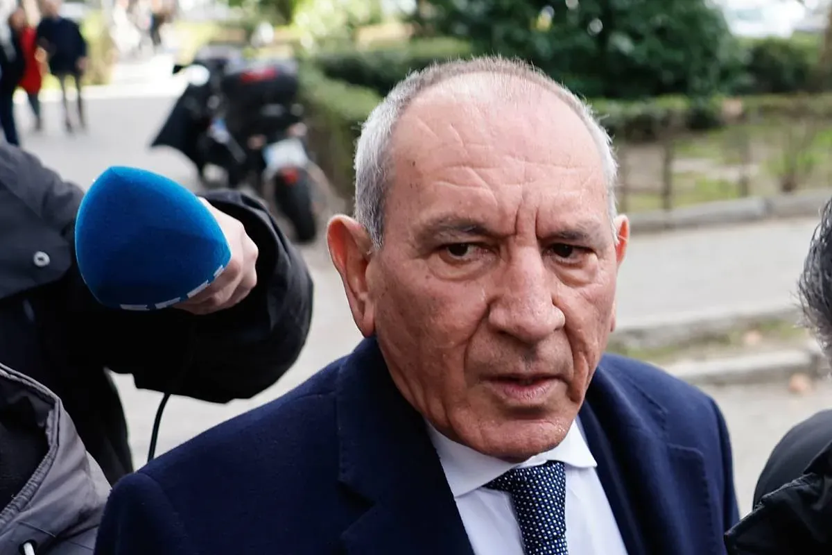 La denunciante insiste al juez para que prohíba al ex DAO comunicarse con ella