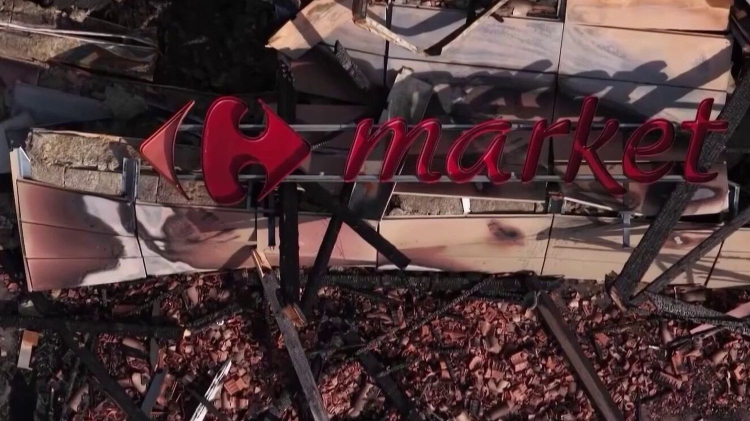 Une adolescente de 12 ans avoue avoir mis le feu au supermarché d'Hourtin en Gironde