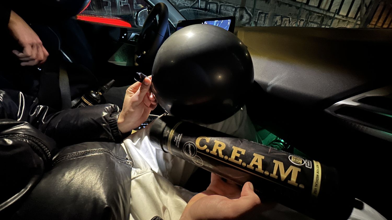 "C'est la drogue de notre génération" : des jeunes racontent leur consommation décomplexée du protoxyde d'azote