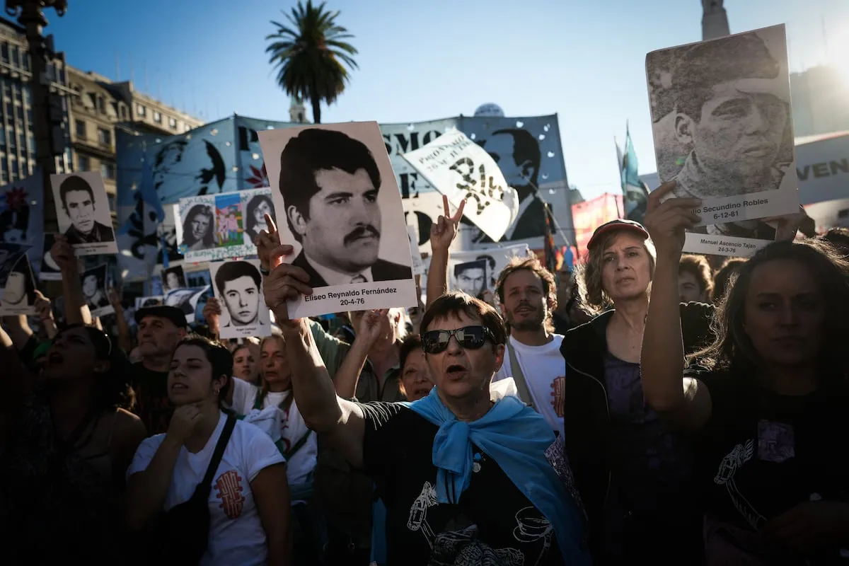 A 50 años del golpe militar, decenas de miles de personas marchan en Argentina para recordar a las víctimas de la dictadura