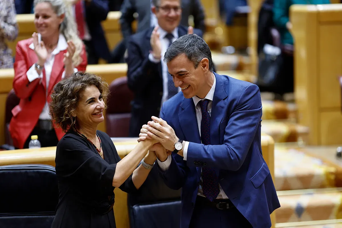 Montero arrastra a Sánchez a ponerse el traje de candidato para frenar la sangría en un feudo clave para su futuro en La Moncloa