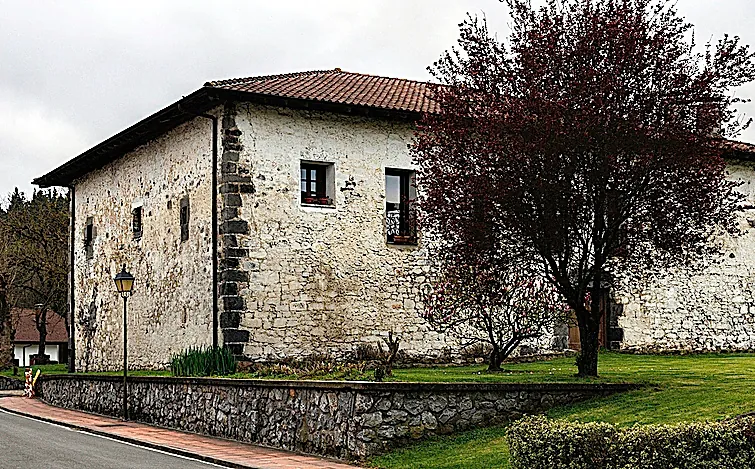 Cinco víctimas abandonaron las reuniones en el caserío por la "cercanía" del mediador con los etarras