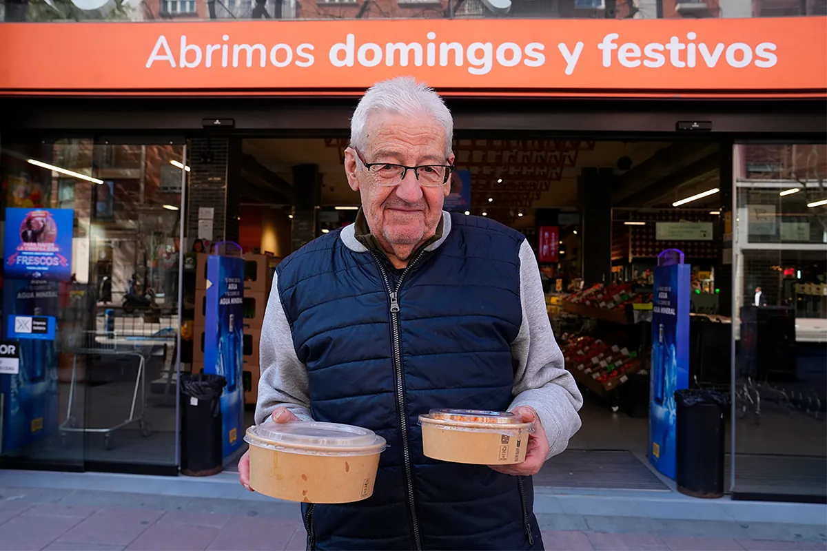 Menú del día en el 'mercaurante', la cocina de supermercado que amenaza a los bares: "Comida y cena por 6,99 euros. Es lo más barato"