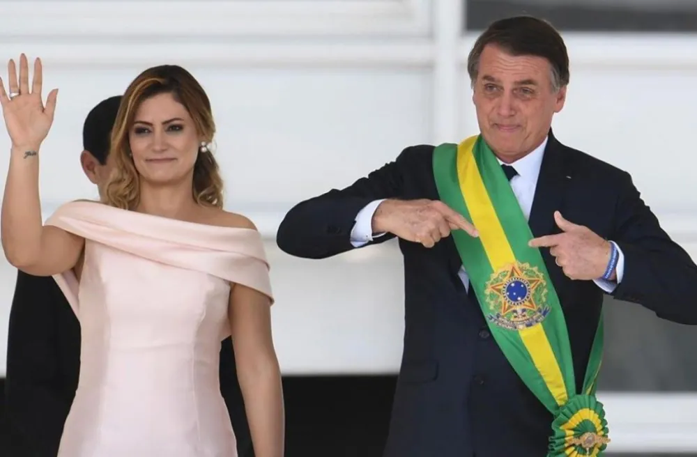 Jair Bolsonaro es rescatado por su esposa, Michelle, que logra su regreso a la prisión domiciliaria