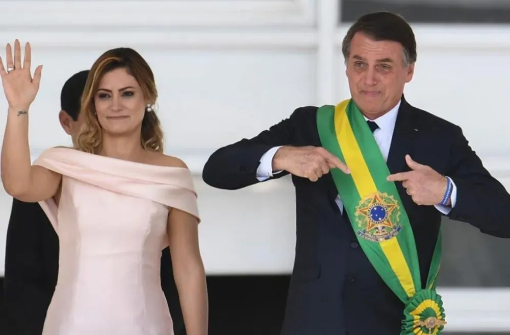 Jair Bolsonaro es rescatado por su esposa, Michelle, que logra su regreso a la prisión domiciliaria