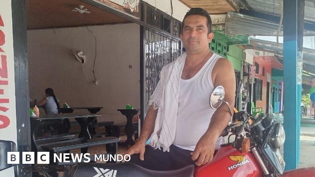 "Salieron dos muchachos echando sangre. Prendí la moto y les dije: yo los saco de aquí": el carnicero que rescató a soldados heridos en el accidente de avión en Colombia