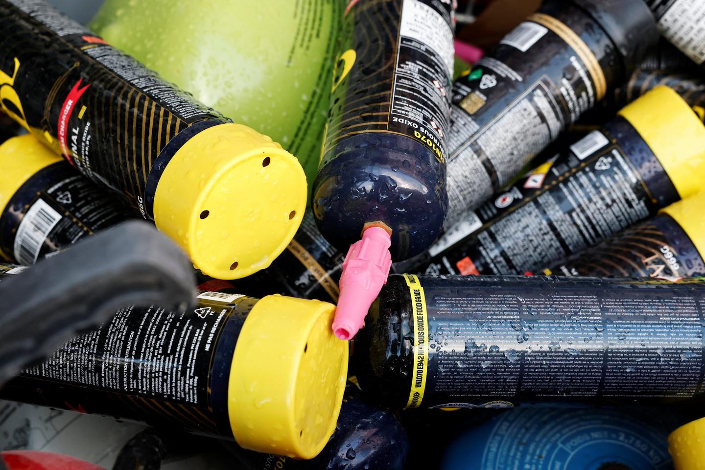 Protoxyde d’azote : le gouvernement veut créer trois nouveaux délits punissant la consommation et le transport