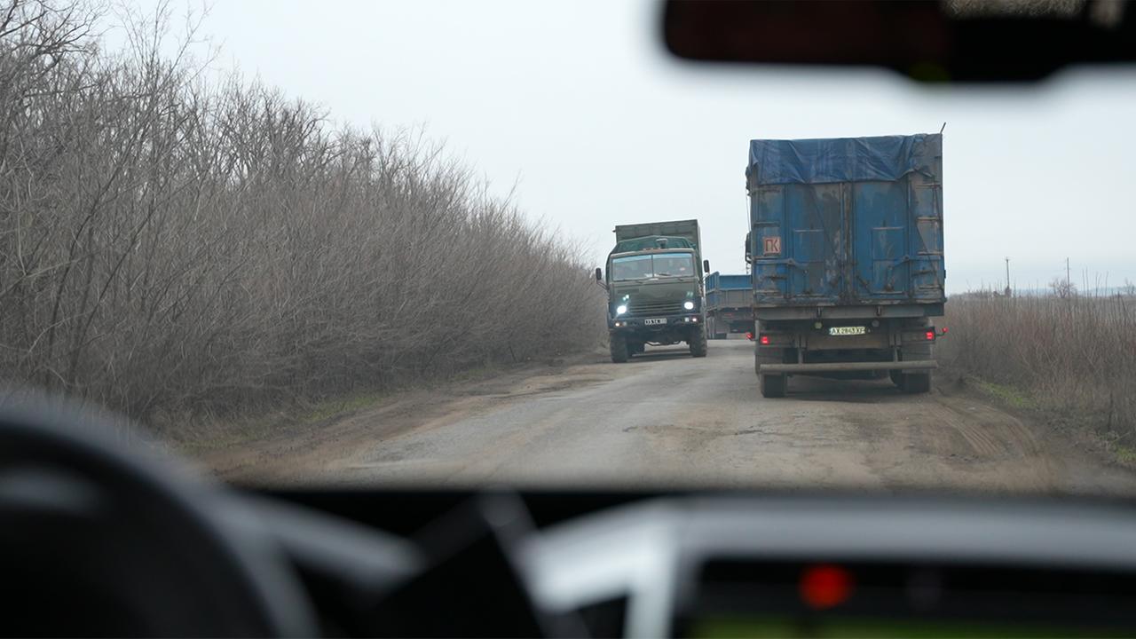 Nachschub für den Donbass: Unten Schlaglöcher, oben Drohnen