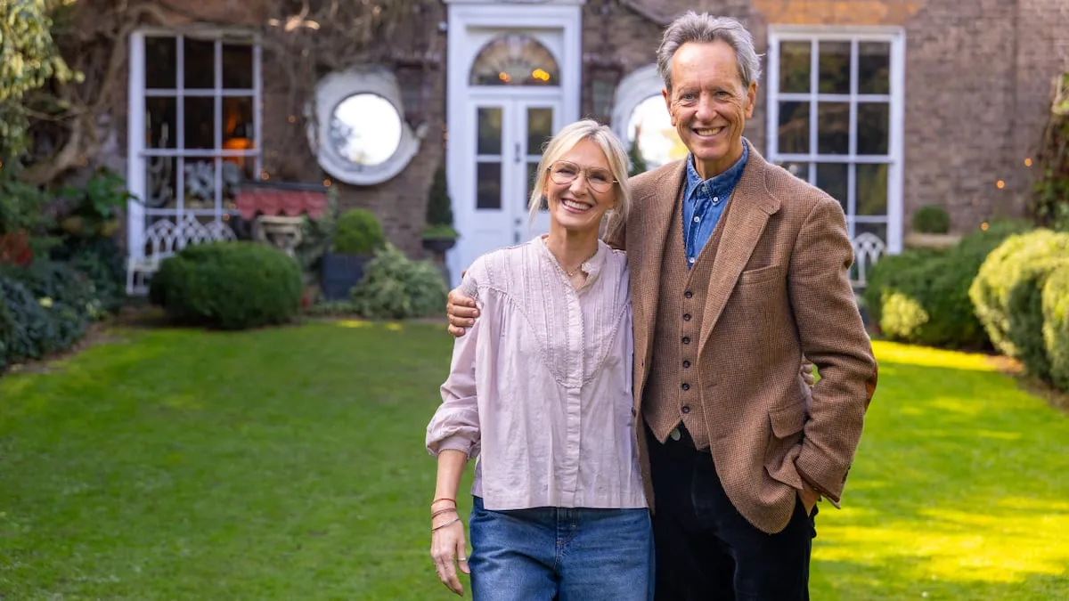 El actor Richard E. Grant y su jardín de las maravillas: del busto gigante de Barbra Streisand al arco de la fiesta de ‘Saltburn’ 