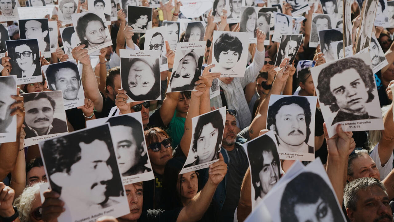 Argentine: la place de Mai résiste toujours à Buenos Aires 50 ans après le coup d'État militaire