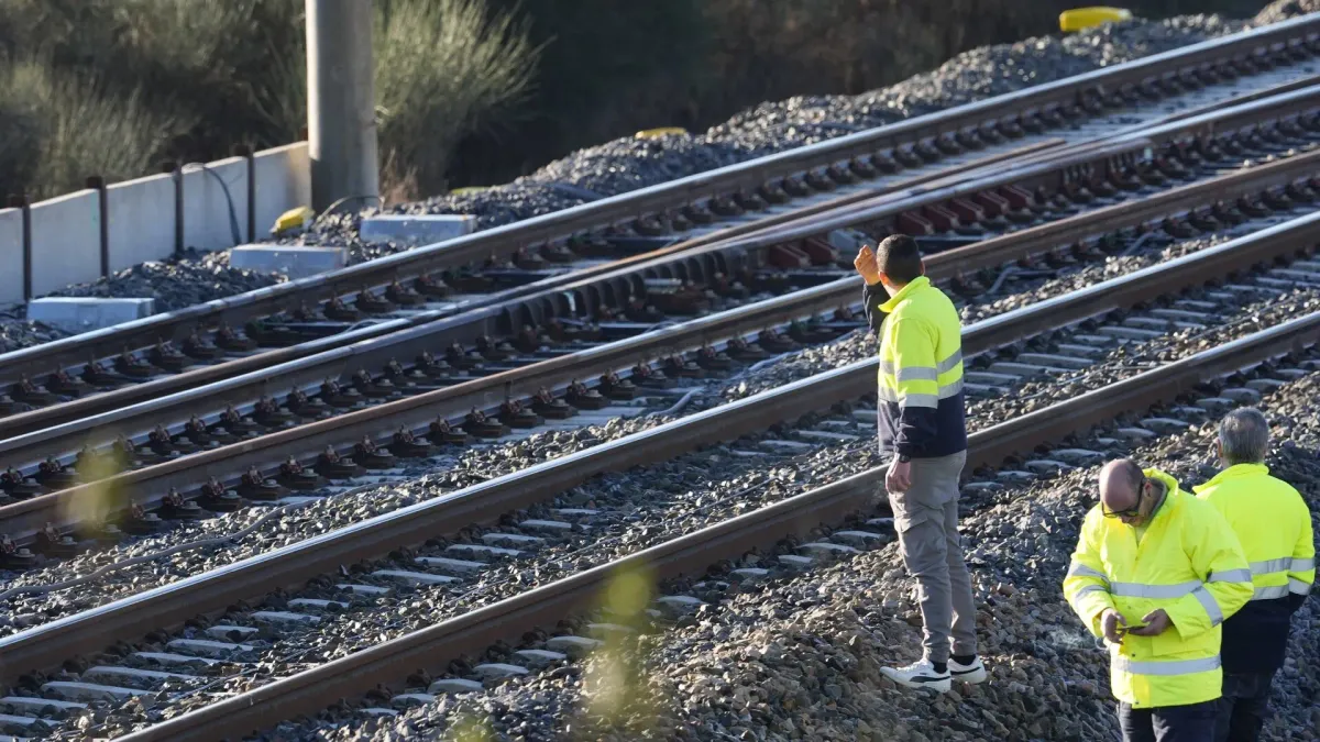 
         Adif dice ahora que la última revisión total de la vía de Adamuz antes del accidente la hizo Ineco a pie y no en tren auscultador 
    