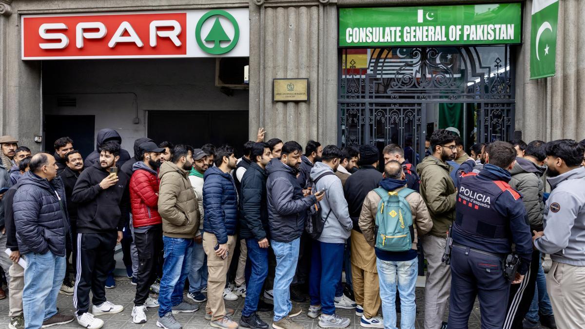 
                           Funcionarios a 25 euros la hora para la 'megaregularización' de inmigrantes
                       