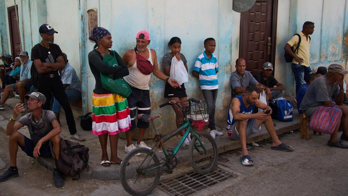 
                             Cuba, con la economía rota, está a merced de Trump
                         