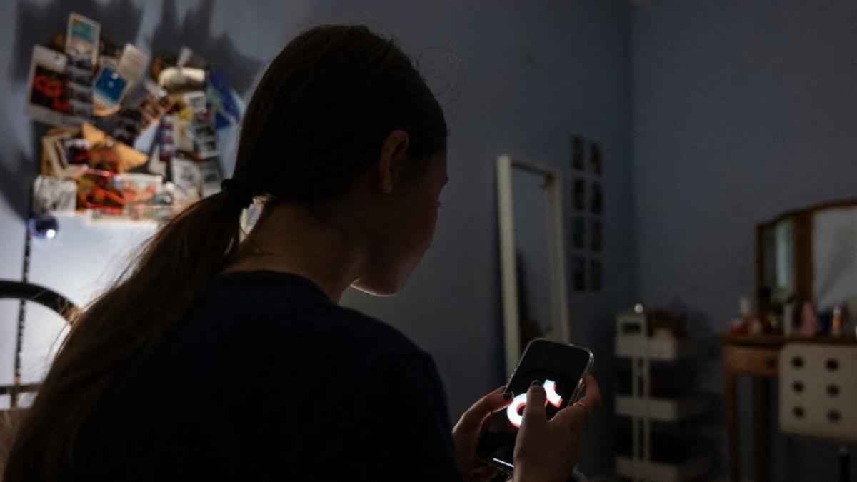 
                                 Los adolescentes con menos recursos son más vulnerables a efectos del uso compulsivo de las redes sociales
                             