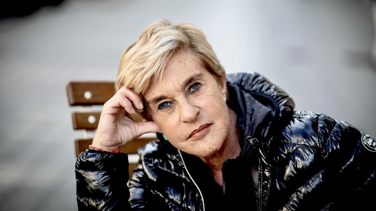 
                                         Chelo García-Cortés, periodista, 74 años: “A veces me gustaría tener menos arrugas, pero pasar por el quirófano no es algo que me apetezca”
                                     