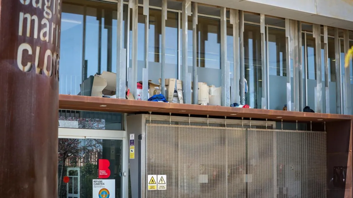 La biblioteca La Sagrera alerta de que dos personas pernoctan en su voladizo