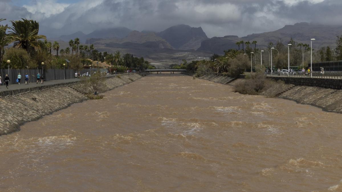 
                           Desalojos, derrumbes y clases suspendidas: ‘Therese’ golpea con fuerza a Canarias
                       