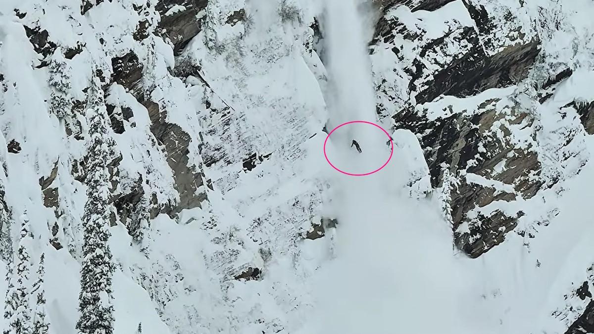 
                                                                                                            Cae más de 200 metros por un acantilado con su moto de nieve… y sale con vida
                                                                                                        