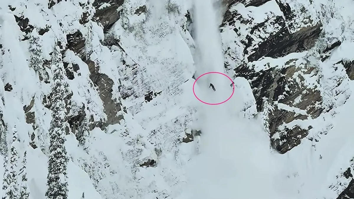 
                                                                                                            Cae más de 200 metros por un acantilado con su moto de nieve… y sale con vida
                                                                                                        