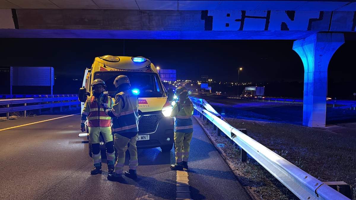Un hombre de 51 años sufre un atropello en Madrid al bajarse de su coche, que había chocado con otro antes 