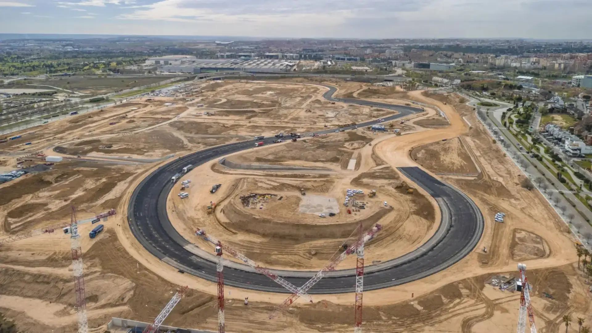
         La impresionante curva Monumental, del Madring, ya está asfaltada y lista para la F1 
    