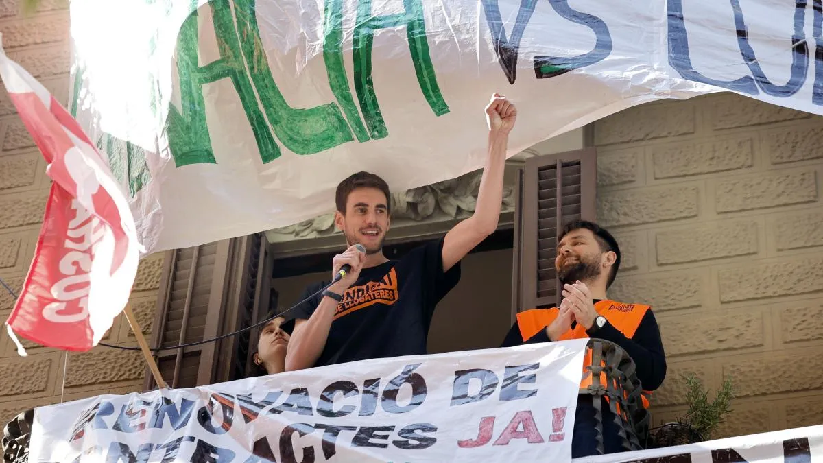 
                            Aplazado el desahucio de Txema, el último vecino que faltaba para crear un 'coliving' en Gràcia
                        