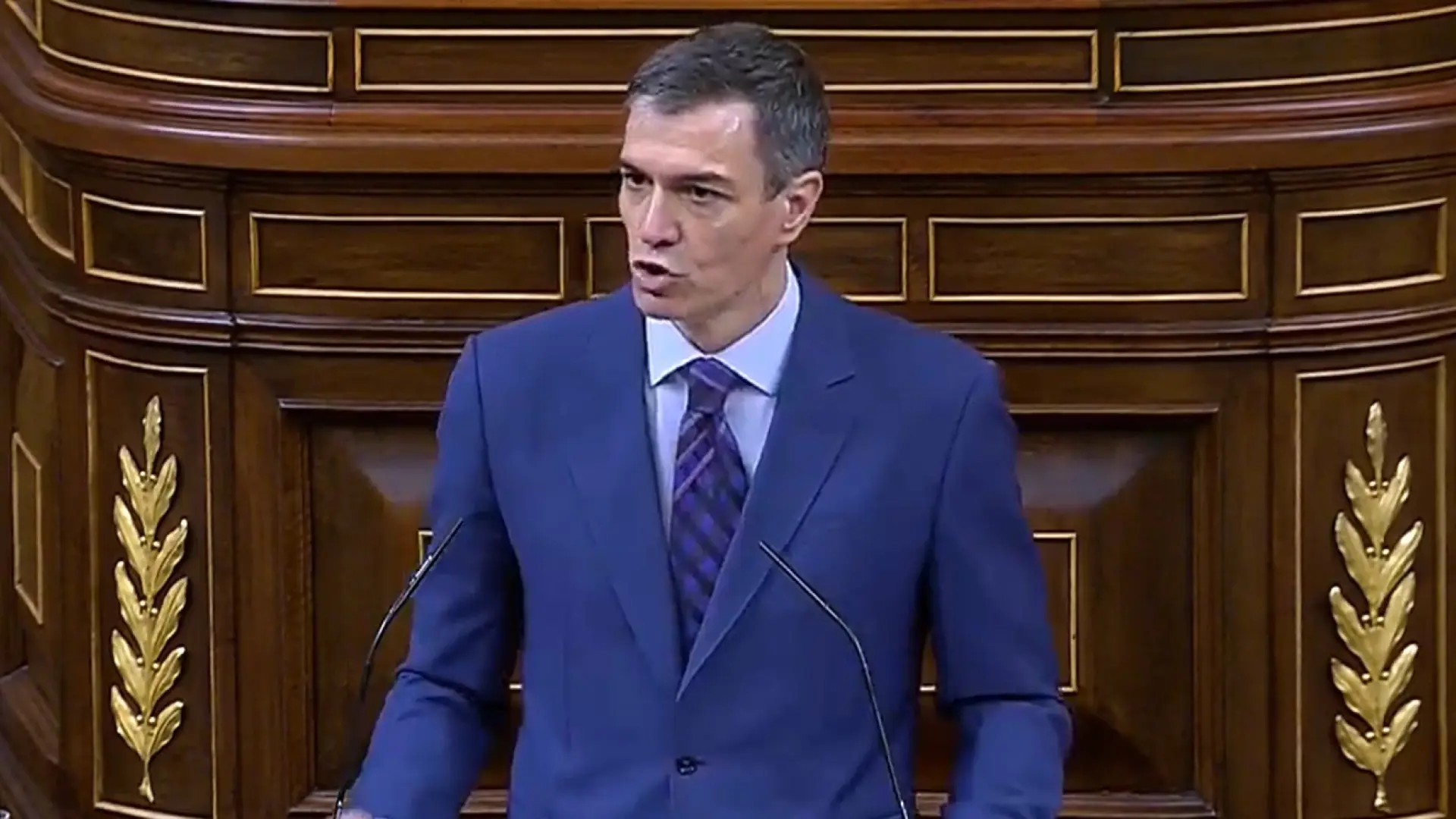 
         Sánchez en el Congreso, en directo | Sánchez saca pecho en el Congreso por tener "el mayor escudo social" de la UE y Feijóo le responde: "No a la guerra y no a usted" 
    
