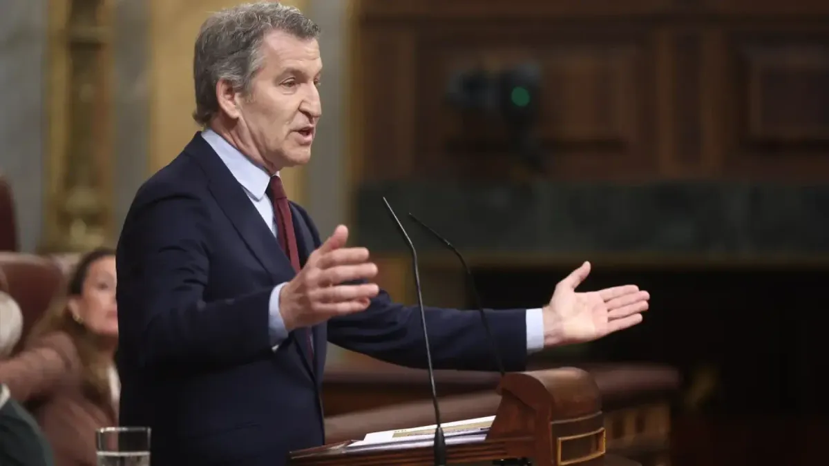 
         Feijóo llama a Sánchez "pacifista de pacotilla" por hablar de paz mientras aumenta el gasto militar: "No a la guerra y no a usted" 
    