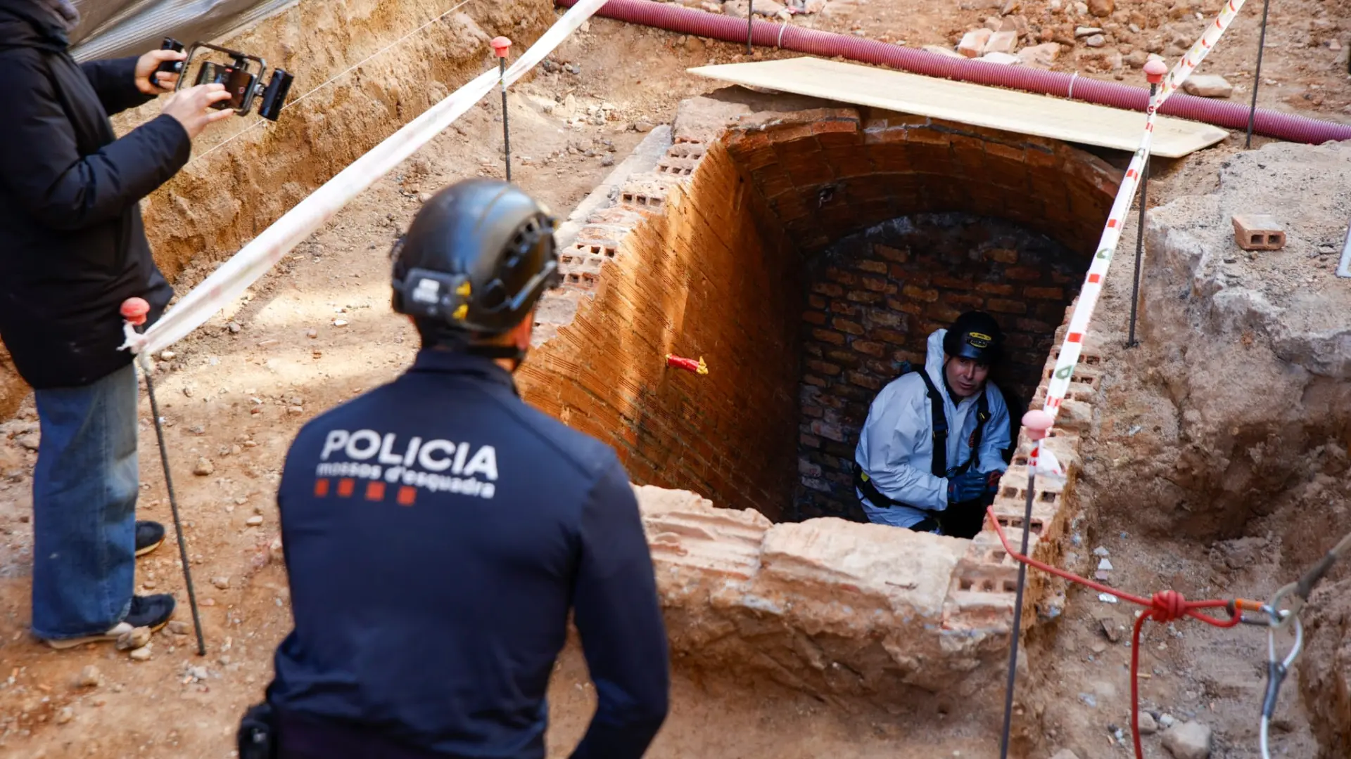 
         Localizan tres accesos a refugios antiaéreos de la Guerra Civil en unas obras en el distrito de Sants-Montjuïc 
    