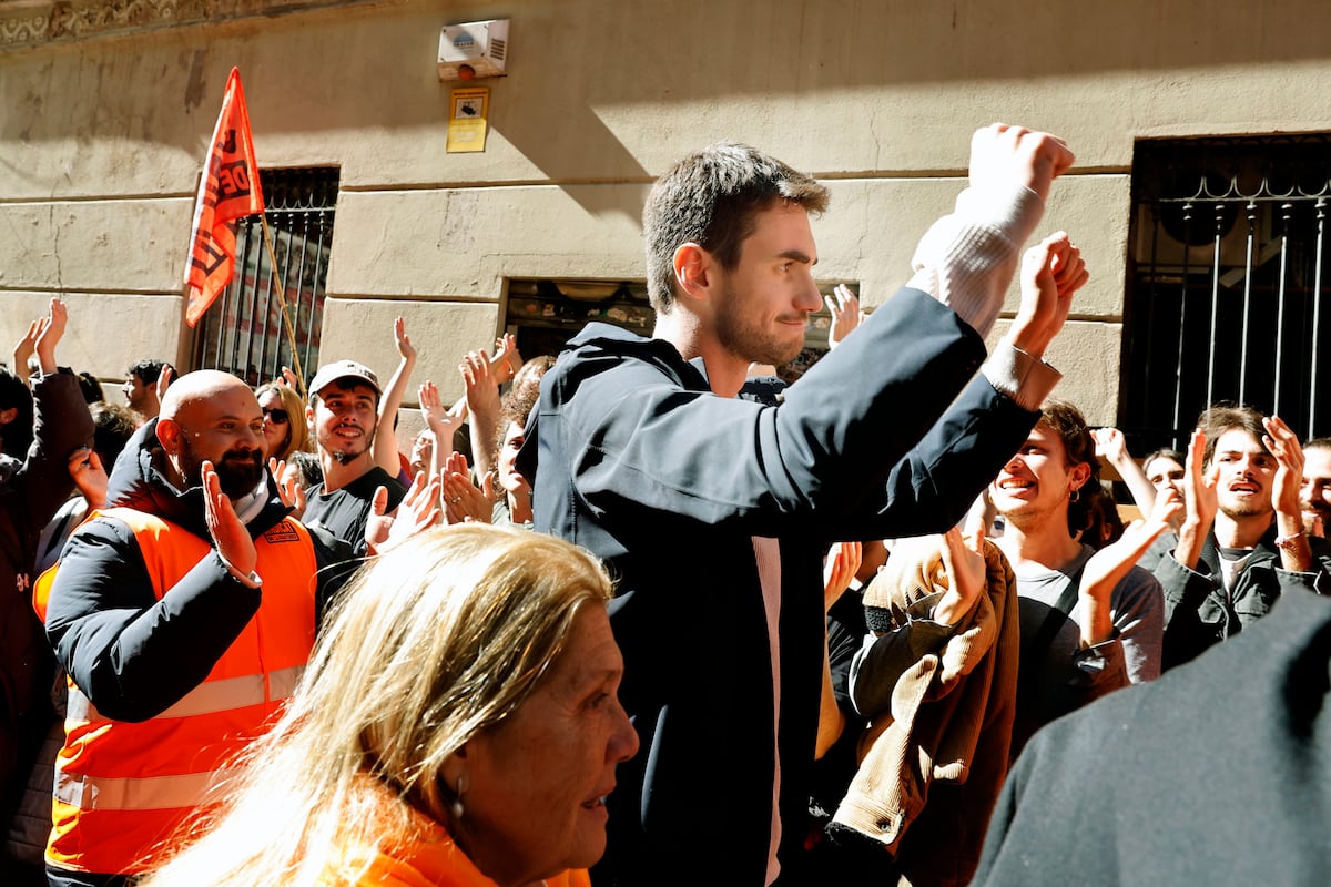 La presión popular frena el desahucio de Txema, inquilino de una finca de Barcelona comprada por un fondo