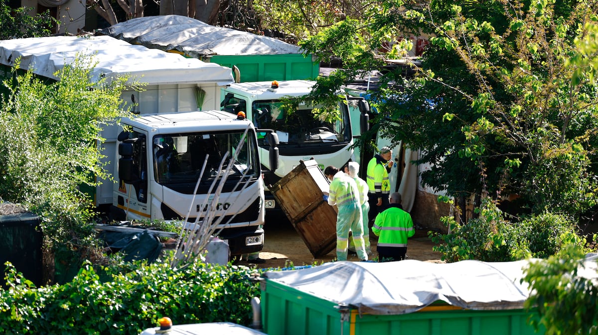 La Guardia Urbana desaloja el asentamiento del puente del Treball de Barcelona por riesgo de incendio