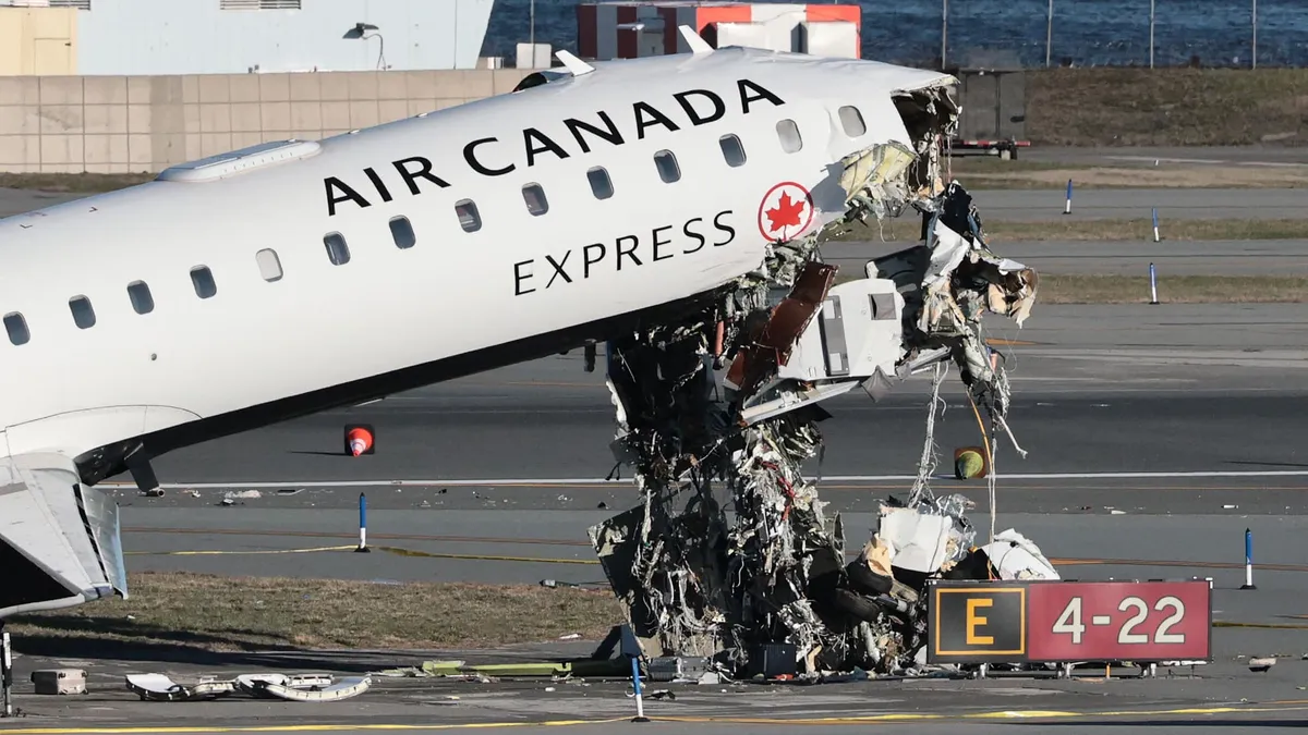 "Beaucoup de choses ont mal tourné": après la collision mortelle entre un avion et un camion à l'aéroport LaGuardia de New York, les enquêteurs appellent à ne pas "pointer du doigt" les contrôleurs aériens