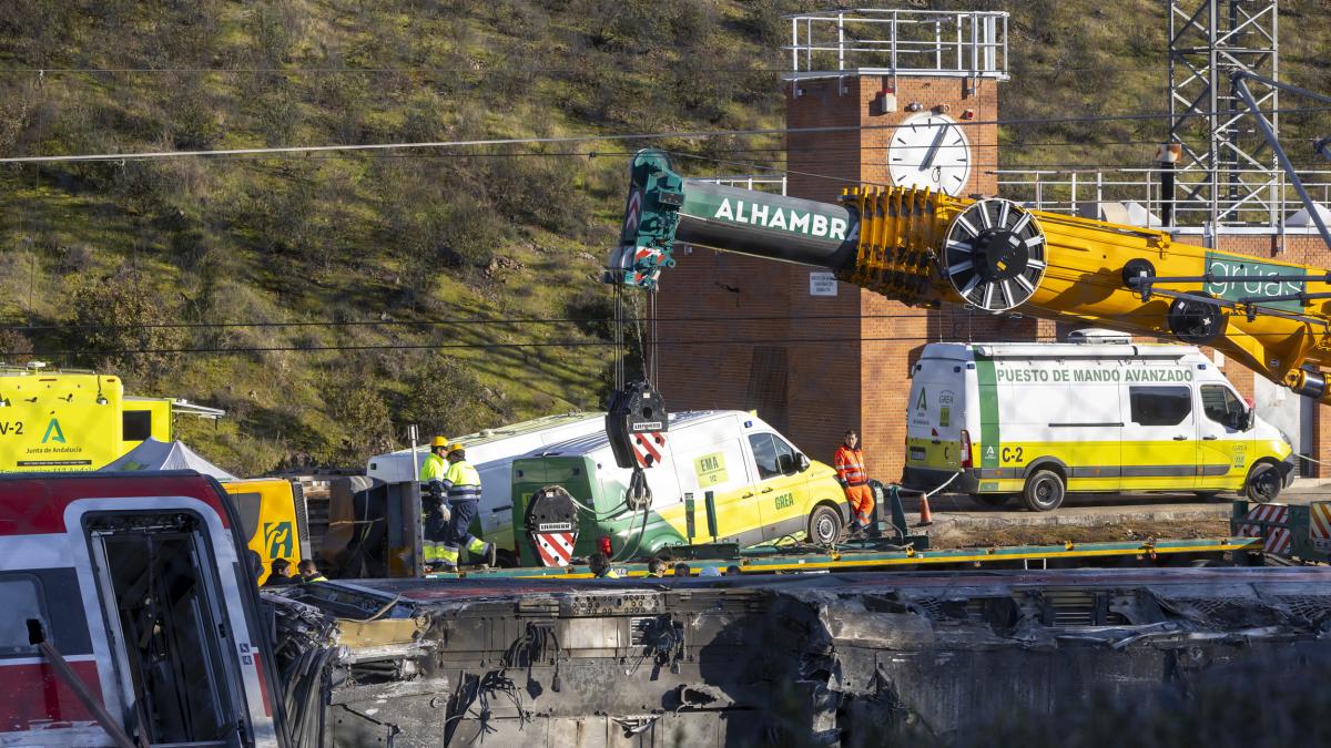 
                        Un carril defectuoso de 36 kilómetros, el foco de la jueza sobre el accidente de Adamuz
                    