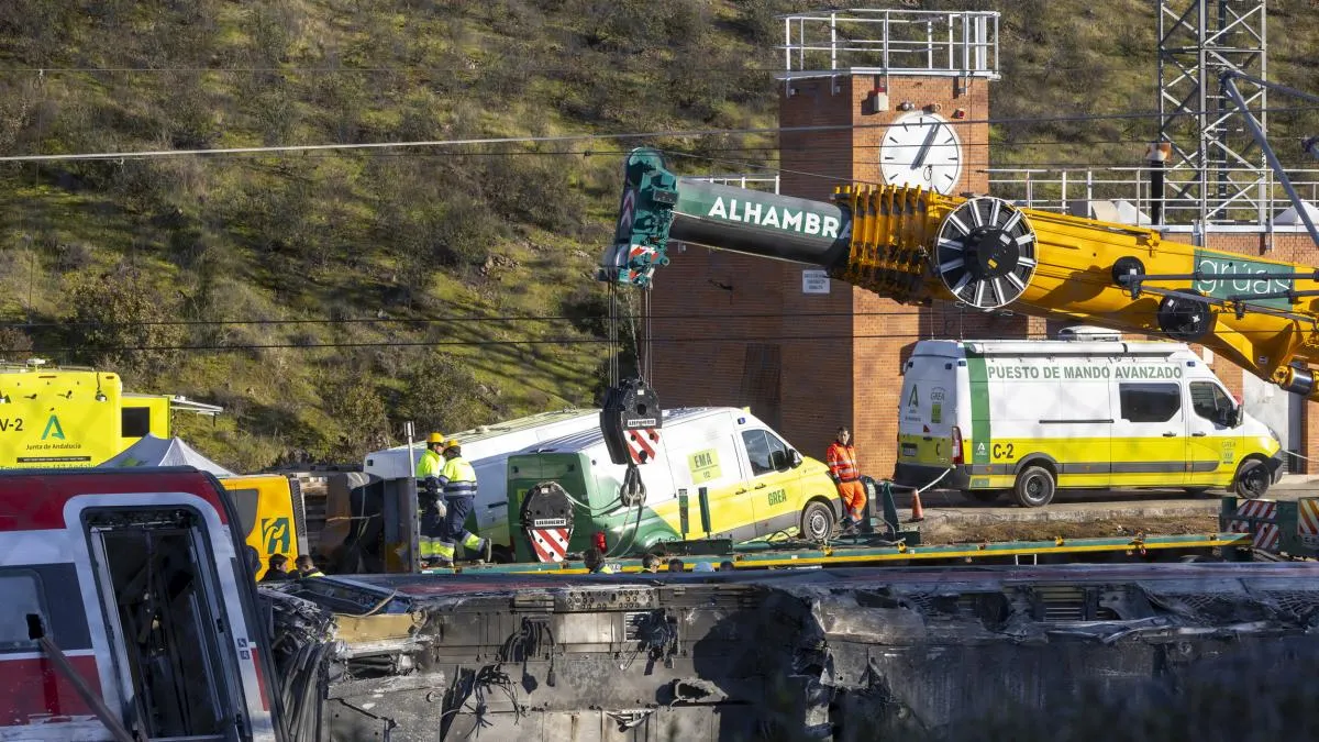 
                        Un carril defectuoso de 36 kilómetros, el foco de la jueza sobre el accidente de Adamuz
                    